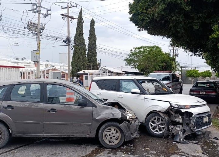 En Torreón, supuesta maniobra para evitar un bache provoca choque | Foto: cortesía Protección Civil.