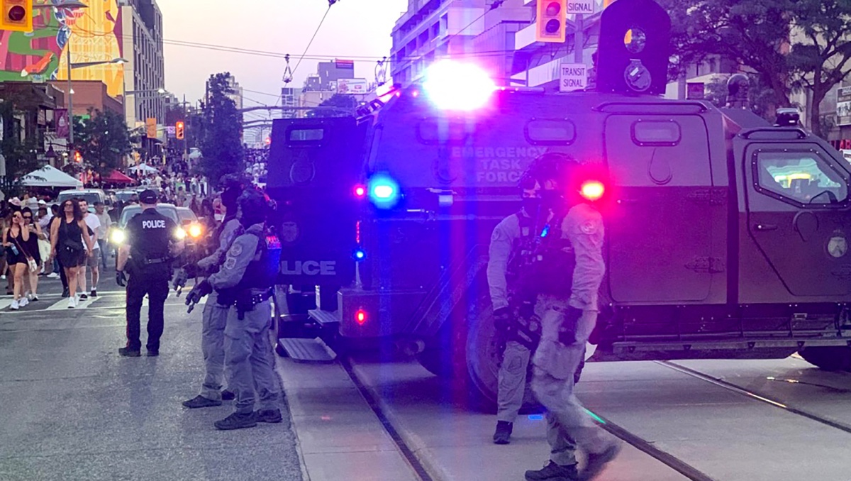 Vehículos del Grupo de Trabajo de Emergencia y agentes de policía en el lugar de un tiroteo en Toronto, Canadá. | AFP