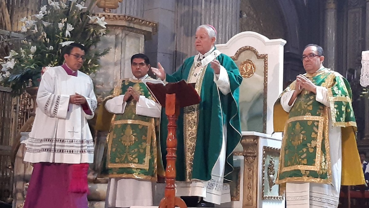 Arzobispo de Puebla durante misa dominical en Catedral | Elvia García