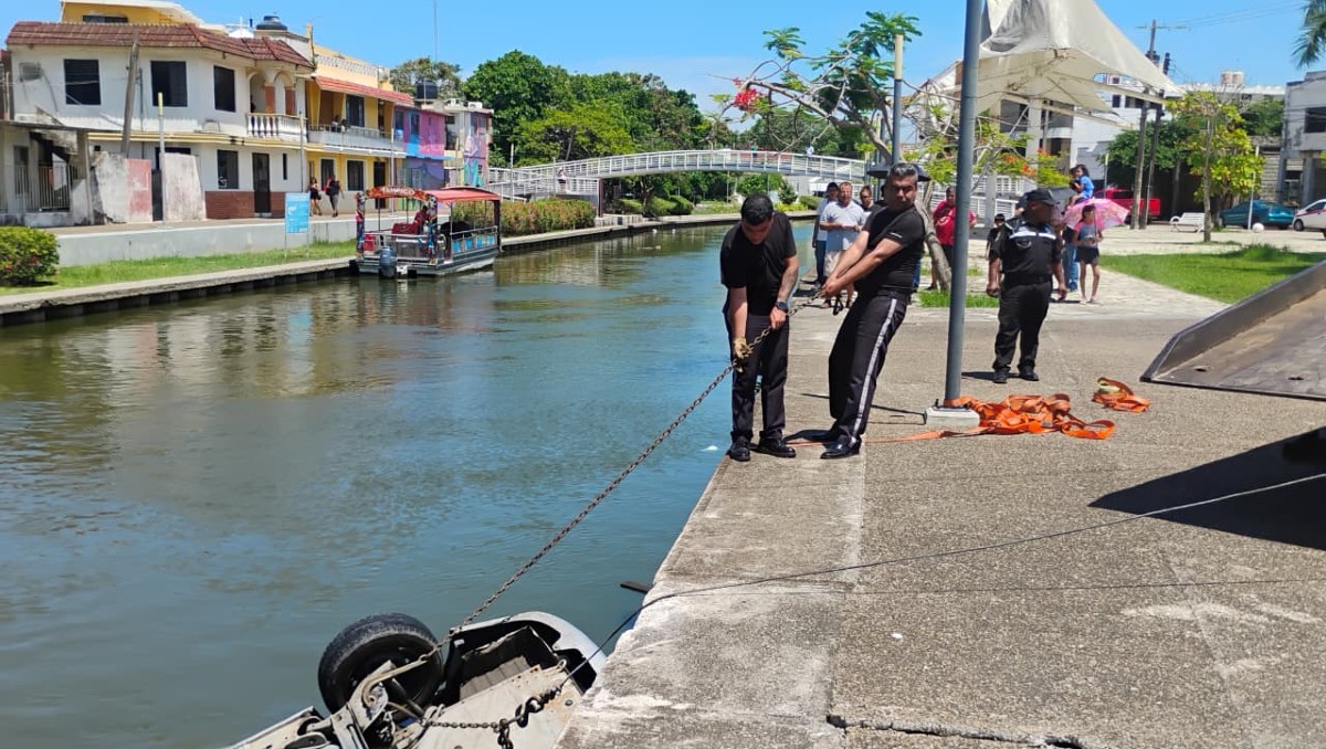 Auto cae al Canal de la Cortadura en Tampico; ocupantes salen con vida. (Pablo Reyes)