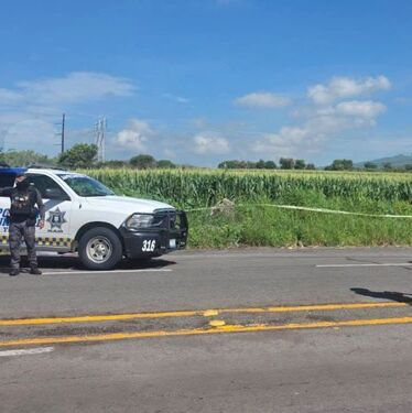 Dos cuerpos sin vida envueltos en plástico fueron localizados durante la mañana de este domingo en la carreteraValle de Santiago-Yuriria.