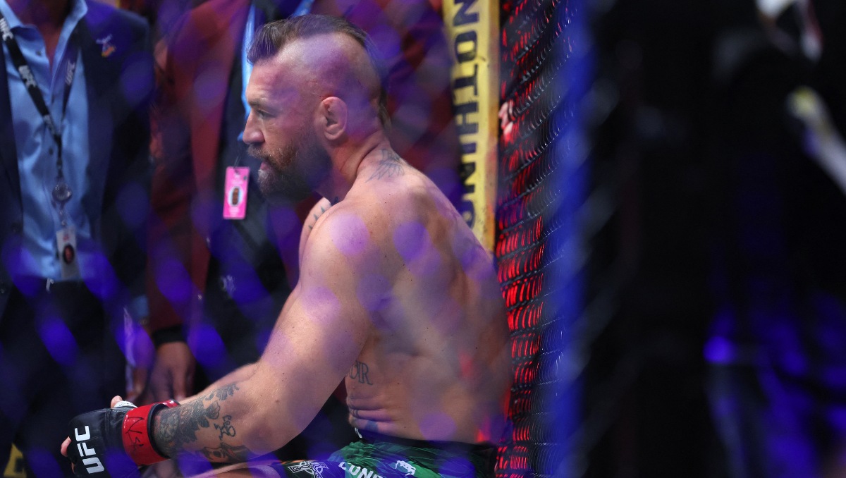 Conor McGregor, conmocionado tras lesionarse de la rodilla derecha en su pelea (AFP)