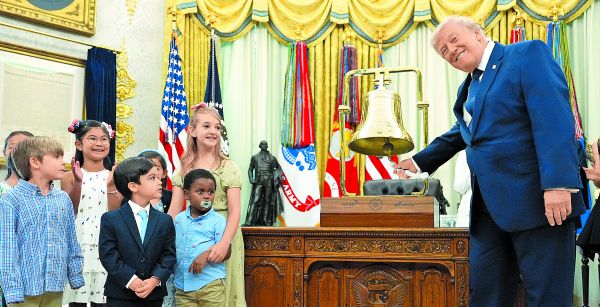 Donald Trump toca la campana de apertura de la Bolsa de Nueva York desde la Casa Blanca en una imagen del pasado 6 de julio. AP