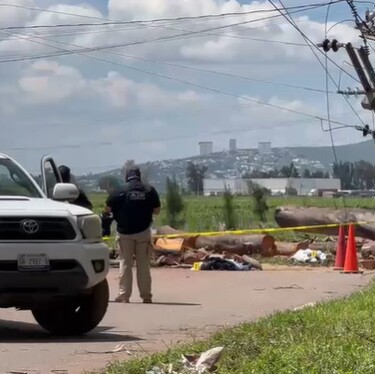 Dos personas perdieron la vida y una más fue herida de gravedad en un ataque armado registrado en la localidad de Santa Elena en Irapuato este domingo.