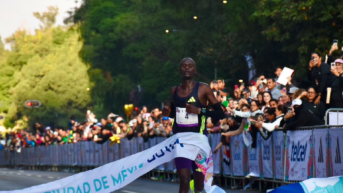Simon Maywa gana el Medio Maratón de la Ciudad de México en la categoría varonil (X @21KCDMX)