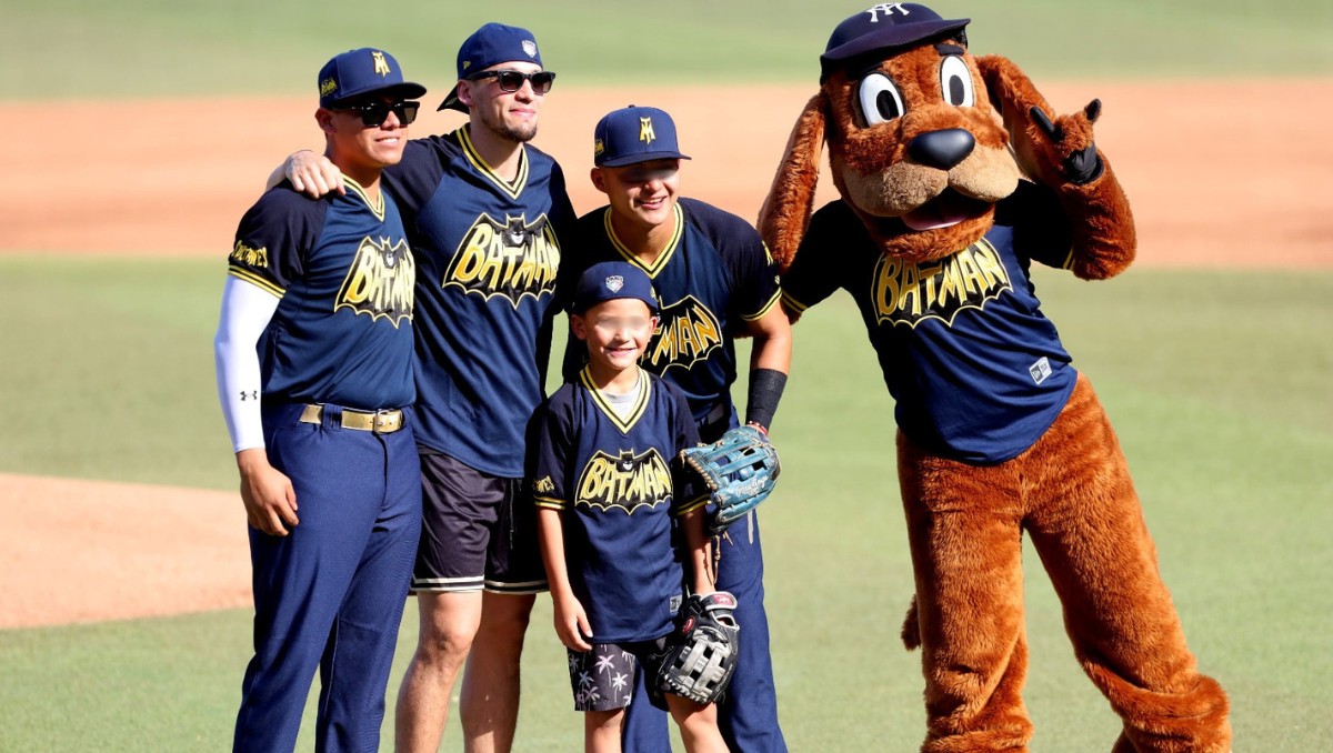 Sultanes de Monterrey presumen sus franelas de Batman (Roberto Alanis)
