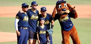 El Walmart Park se conviritió en Ciudad Gótica, donde varios aficionados de Sultanes de Monterrey presumieron sus jerseys de Batman.