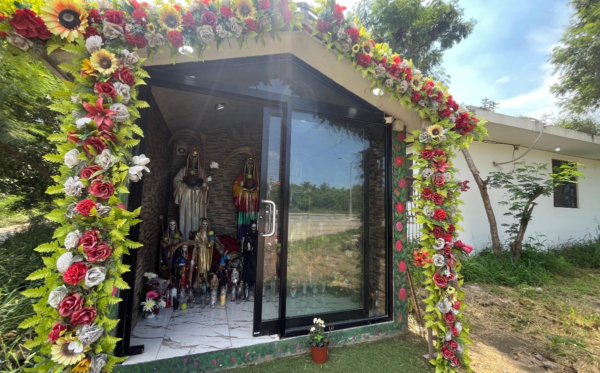 Altar de la Santa Muerte en el corredor urbano. | Yazmín Sánchez