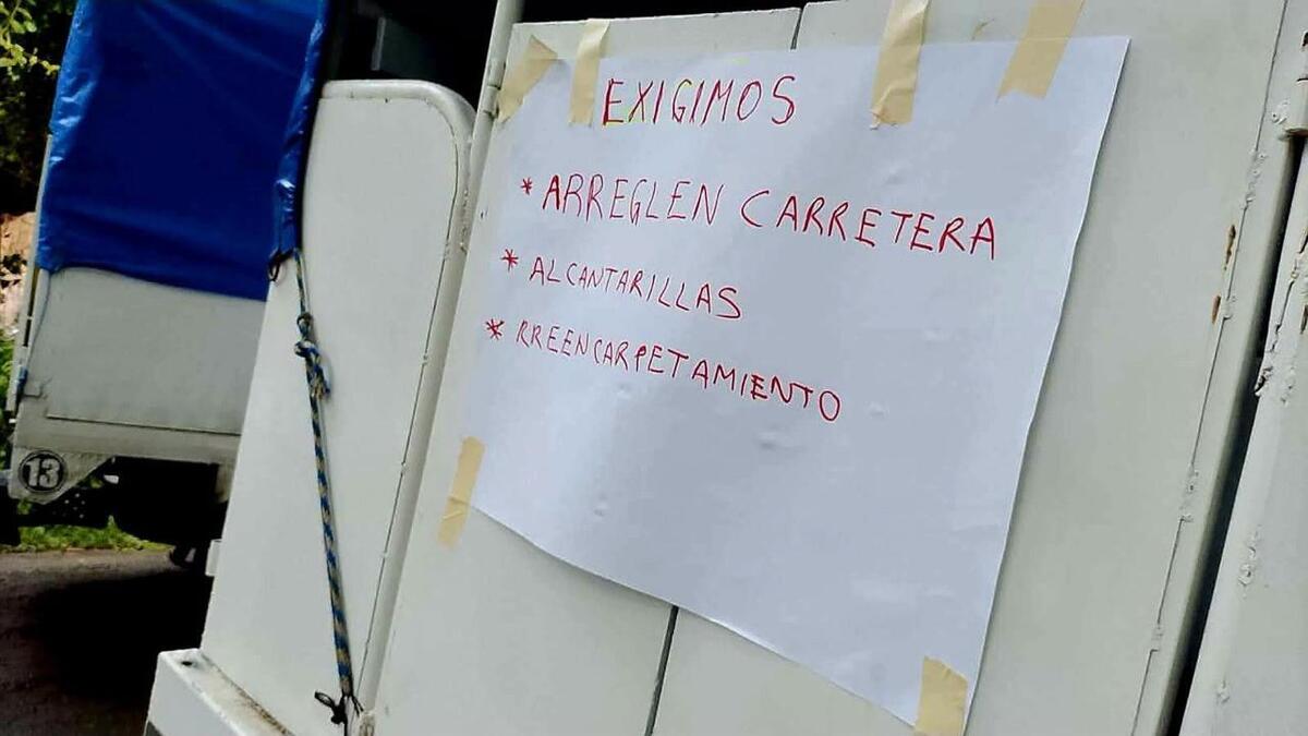 Bloquean carretera Tehuetlán-Huazalingo, transportistas exigen reparación de vía. (Wendy Salazar)