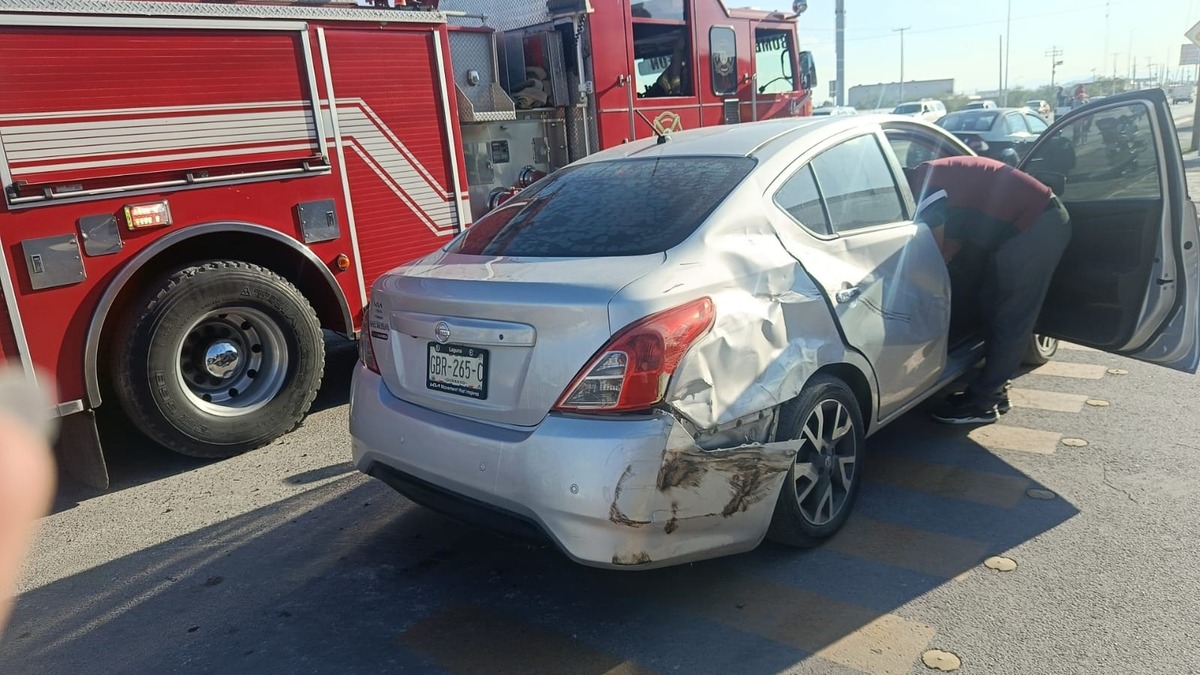 Carambola de tres vehículos termina con auto volcado en Torreón.| Especial.