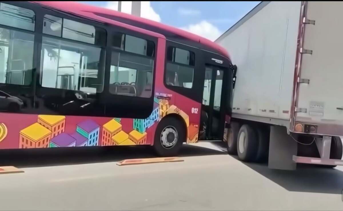 Choque de tráiler con una unidad del Tuzobús en el bulevar Felipe Ángeles. (Redes Sociales)