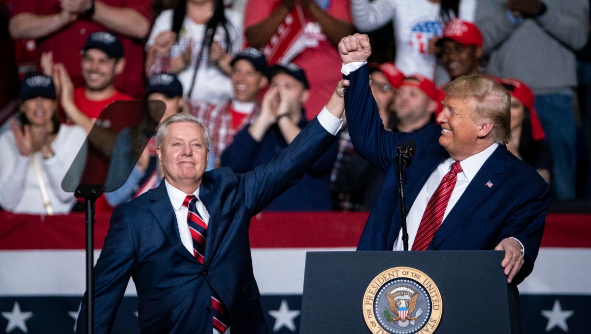 Donald Trump saluda al senador republicano estadounidense Lindsey Graham, de Carolina del Sur, durante un mitin de campaña en 2020. | EFE