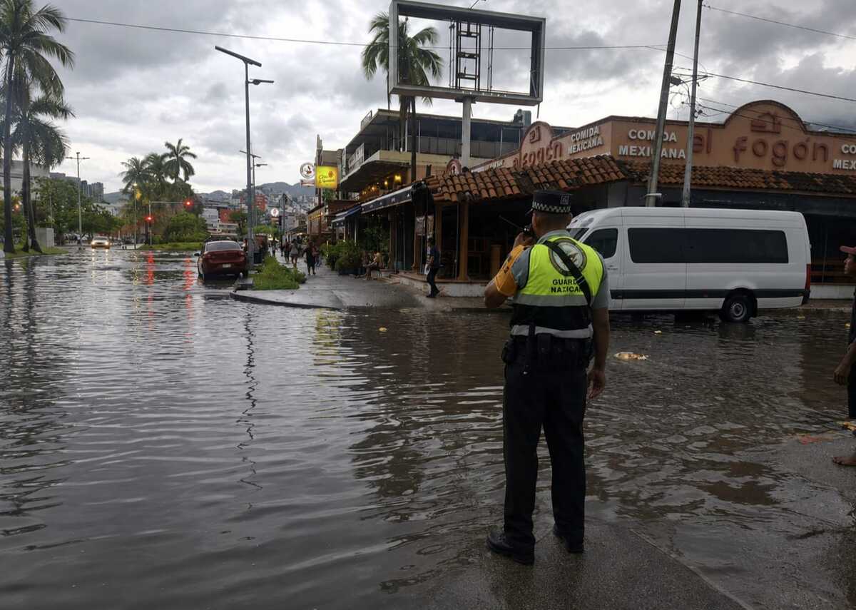 Fuertes lluvias inundan la Costera Miguel Alemán en Acapulco. | Especial