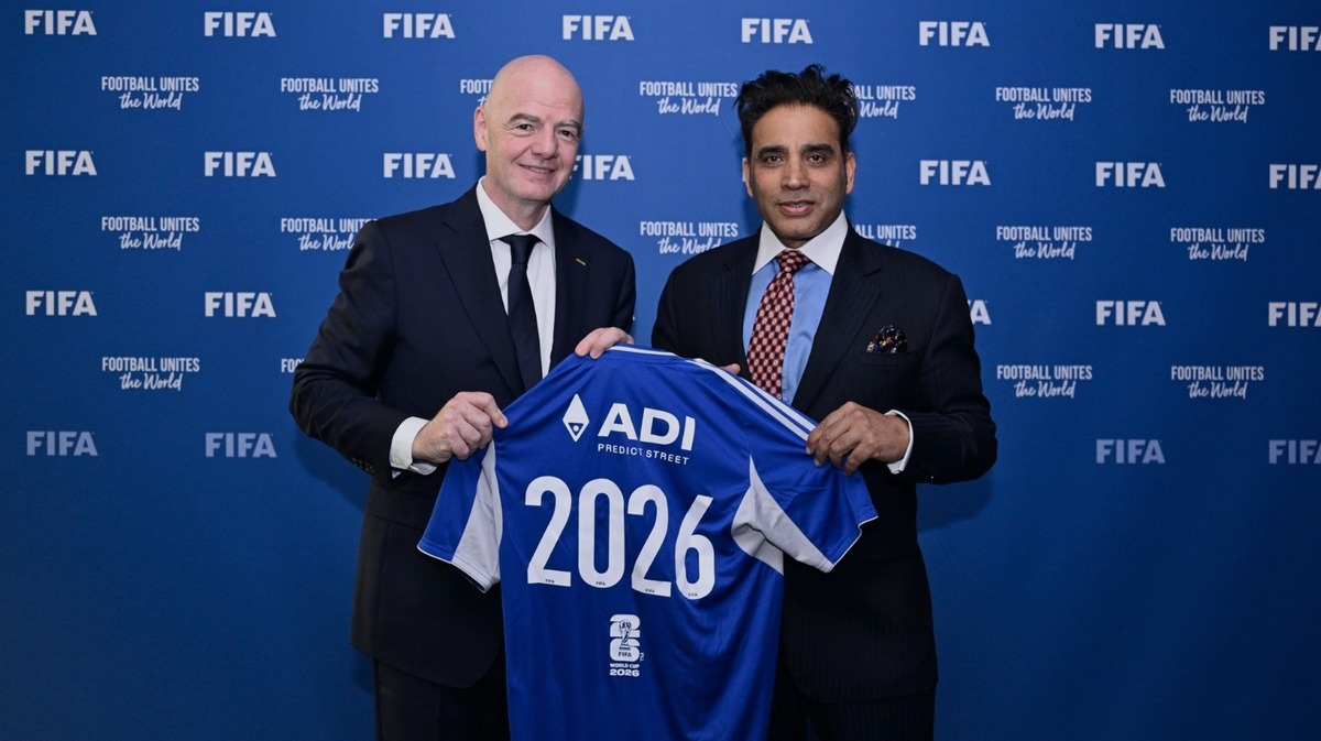 Gianni Infantino con Dimitrios Psarrakis, CEO de la firma ADI Predictstreet. Foto: Especial.