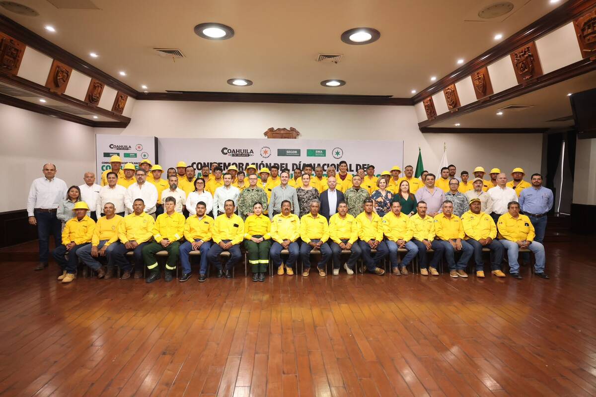 Gobernador de Coahuila reconoce a brigadistas forestales.| Cortesía.