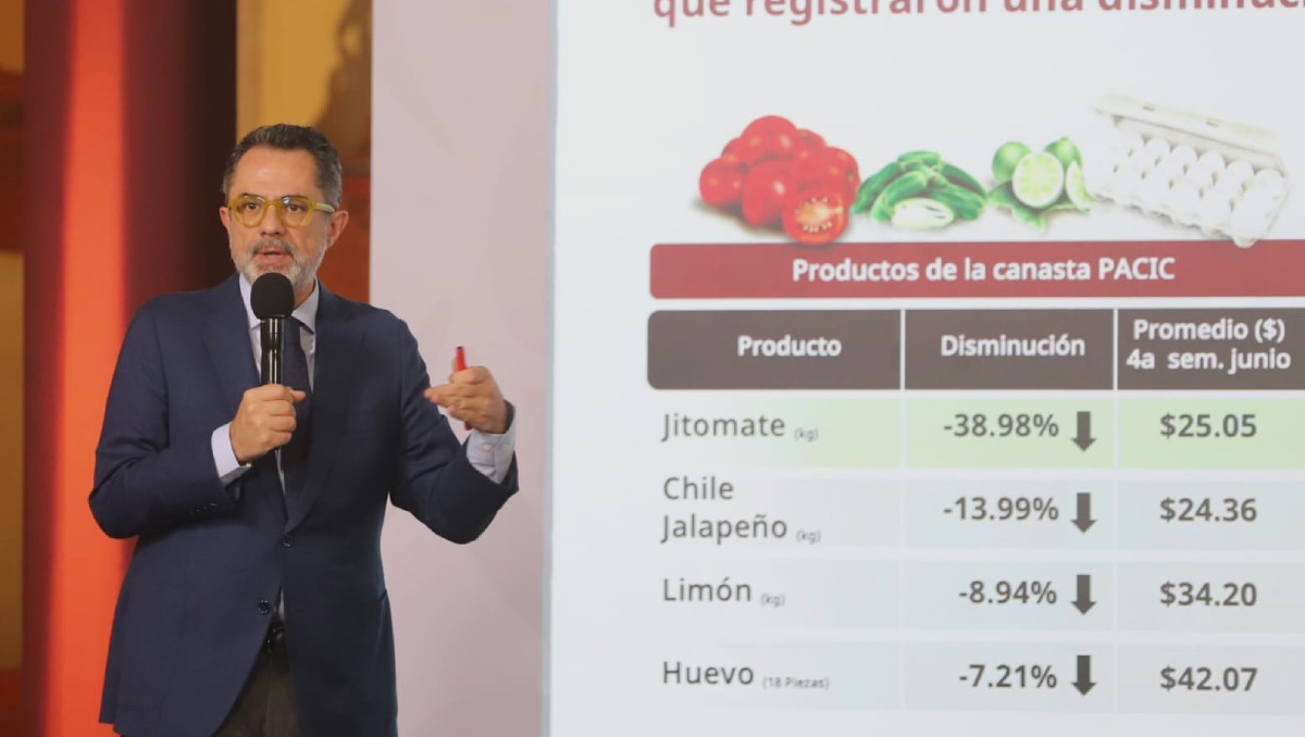 Ivan Escalante, titular de Profeco, participa en la conferencia de prensa de la Presidenta de México. | Foto: Javier Ríos