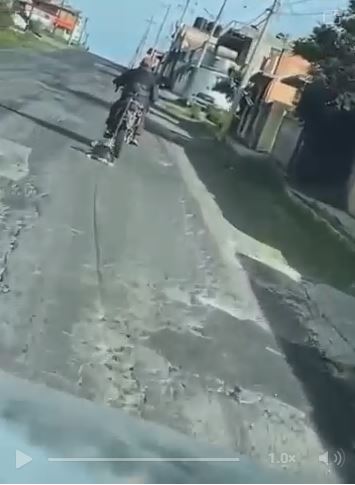 Motociclista ata a lomito a su unidad y lo arrastra por calles de Nopala de Villagrán. (Video)