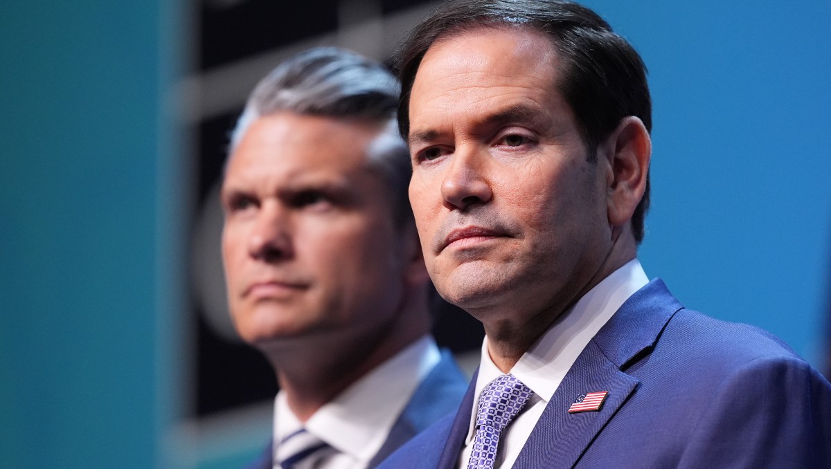 Secretario de Estado de Estados Unidos, Marco Rubio, y el secretario de Defensa, Pete Hegseth, asisten a una conferencia de prensa. | AP