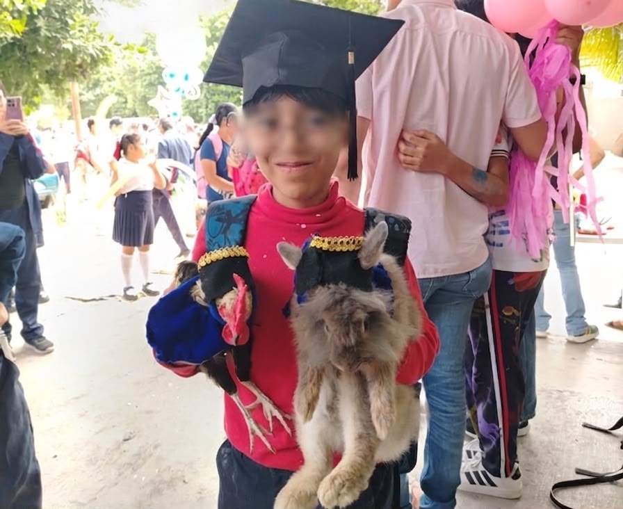 Los tradicionales ramos de flores han quedado en el olvido durante las graduaciones. | Foto: Flor Miranda