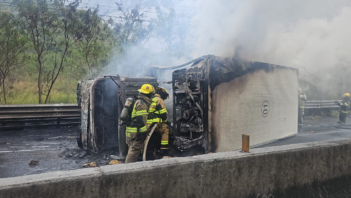 La unidad sufrió falla mecánica en los frenos, lo que provocó que impactara contra el muro lateral y volcara. | Especial