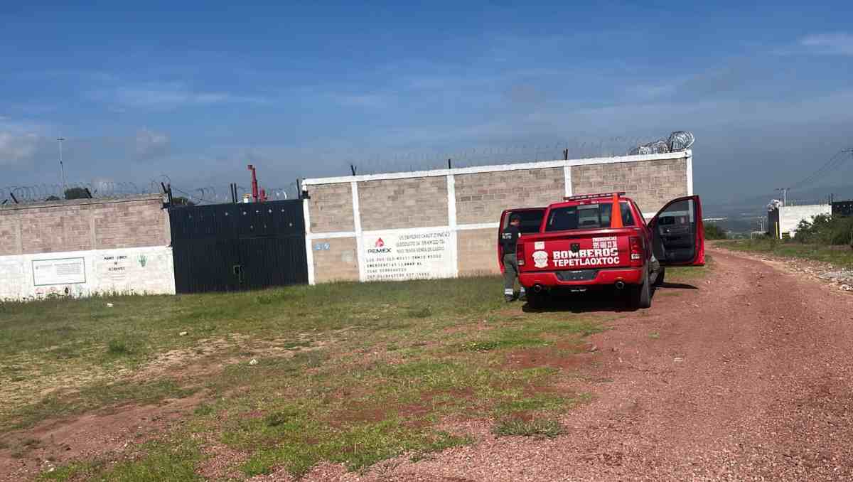Autoridades estatales, Pemex y Sedena atienden una fuga de combustible en un ducto del municipio de Chiautla. | Foto: Especial