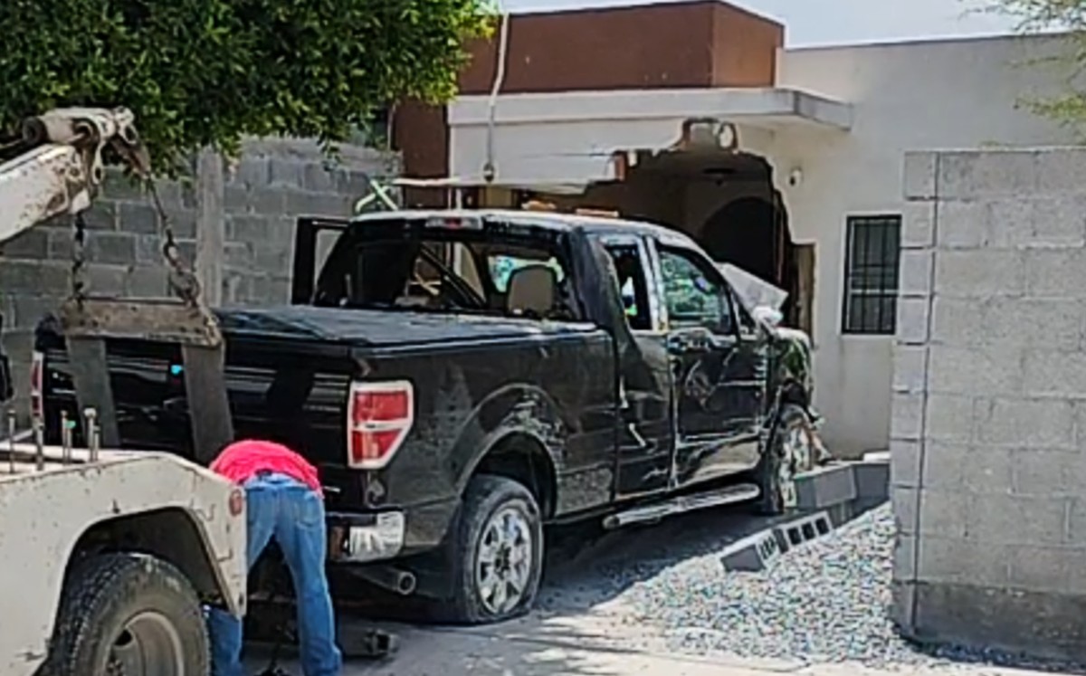 Camioneta termina dentro de una vivienda tras accidente en Reynosa. | Captura de Telediario Reynosa