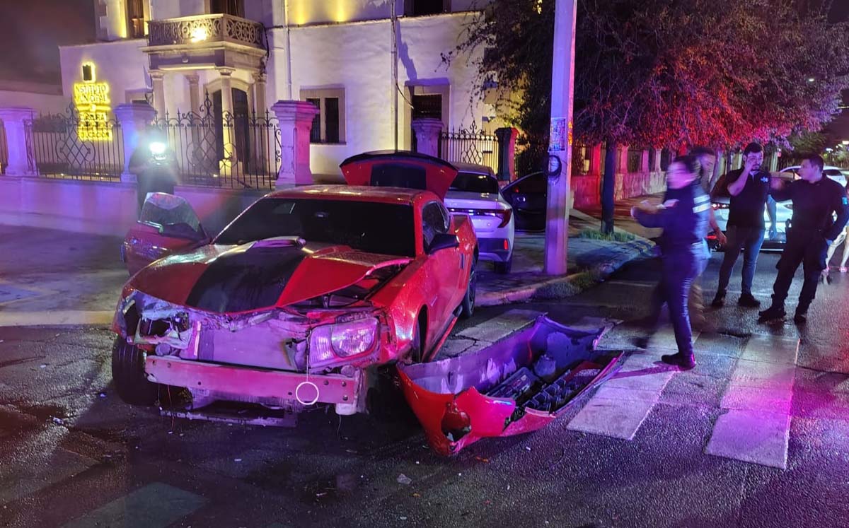 El choque destruyó la barda de cantera del IMCE. | Foto: Alejandro Escobedo