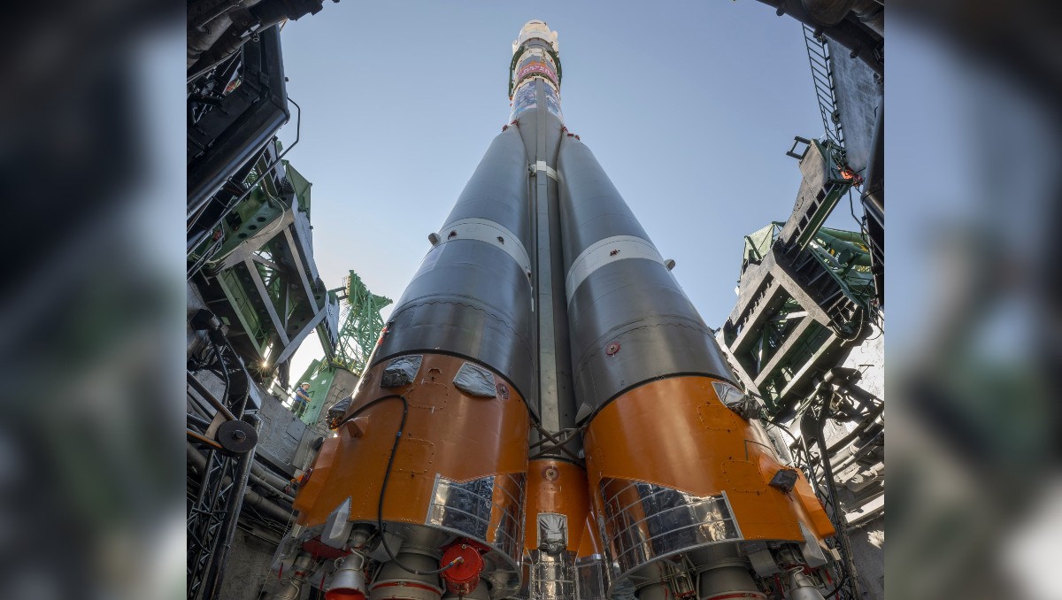El cohete Soyuz se ve colocado en posición en la plataforma de lanzamiento 31 en el Cosmódromo de Baikonur, en Kazajistán. | AP
