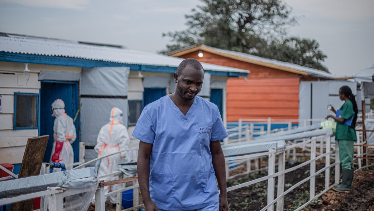 El Dr. Jeremie Bataga, médico del Centro de Tratamiento del Ébola (CTE) del Hospital General de Rwampara, posa para un retrato en Bunia, Ituri. | AFP