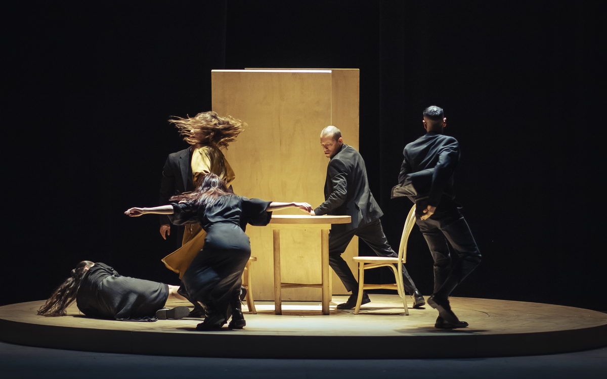 La escenografía está a cargo de Mauricio Ascencio, quien diseñó un dispositivo escénico de madera. (Foto: Carlos Alvar)