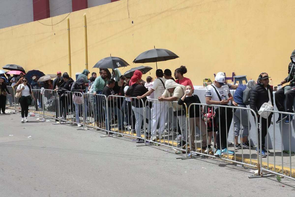 Filas largas para adquirir boletos del Palenque de la Feria San Francisco Pachuca 2026. (Redes Sociales)