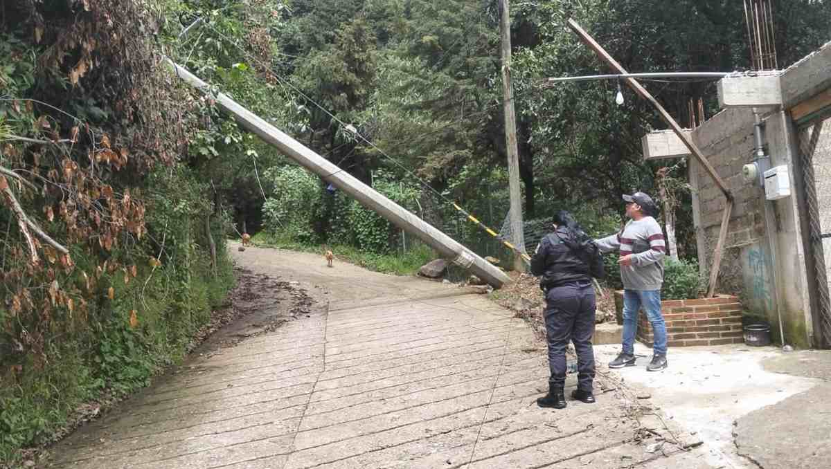 Fuertes lluvias dejan postes caídos, caminos bloqueados y daños en viviendas de la zona alta de Naucalpan. | Especial