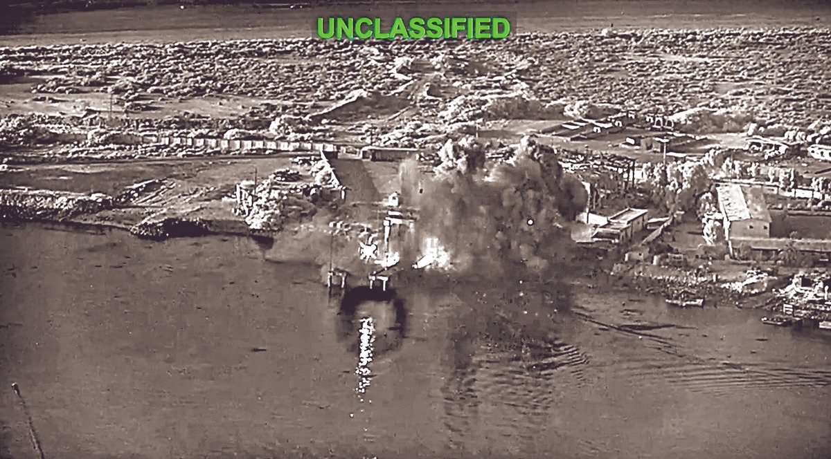 Impacto de tres drones en la base naval de Bandar Abbas, Irán. AP