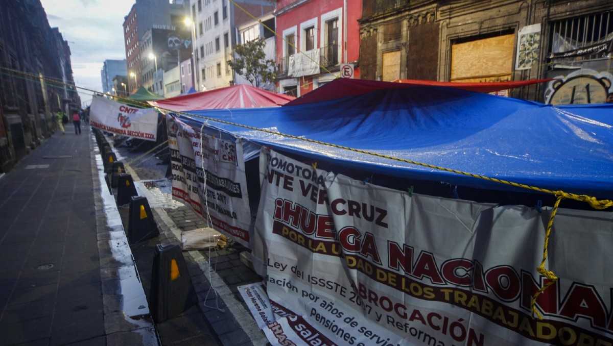 Los integrantes de la CNTE pidieron llevar pancartas con sus demandas. | Foto: Especial