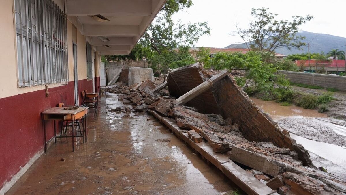 Lluvias en Jalisco dejan 11 escuelas dañadas y bardas colapsadas (Generada con IA, fines ilustrativos)