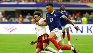 Mientras La Roja aseguraba su lugar en la final, miles de aficionados en Guadalajara discutían quién es el mejor entre las dos figuras del futbol