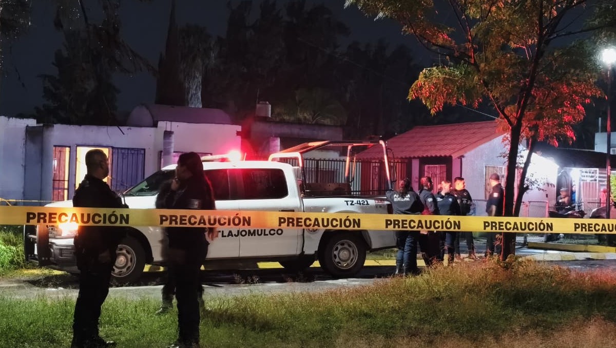 Policías acudieron al lugar del hallazgo en un fraccionamiento de Tlajomulco (Vicente Torres Alfaro)