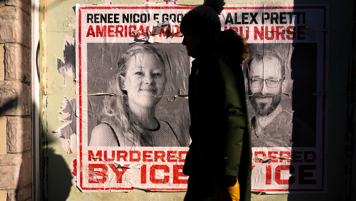Afiches en memoria de Renee Good y Alex Pretti en Minneapolis el 31 de enero del 2026. | AP