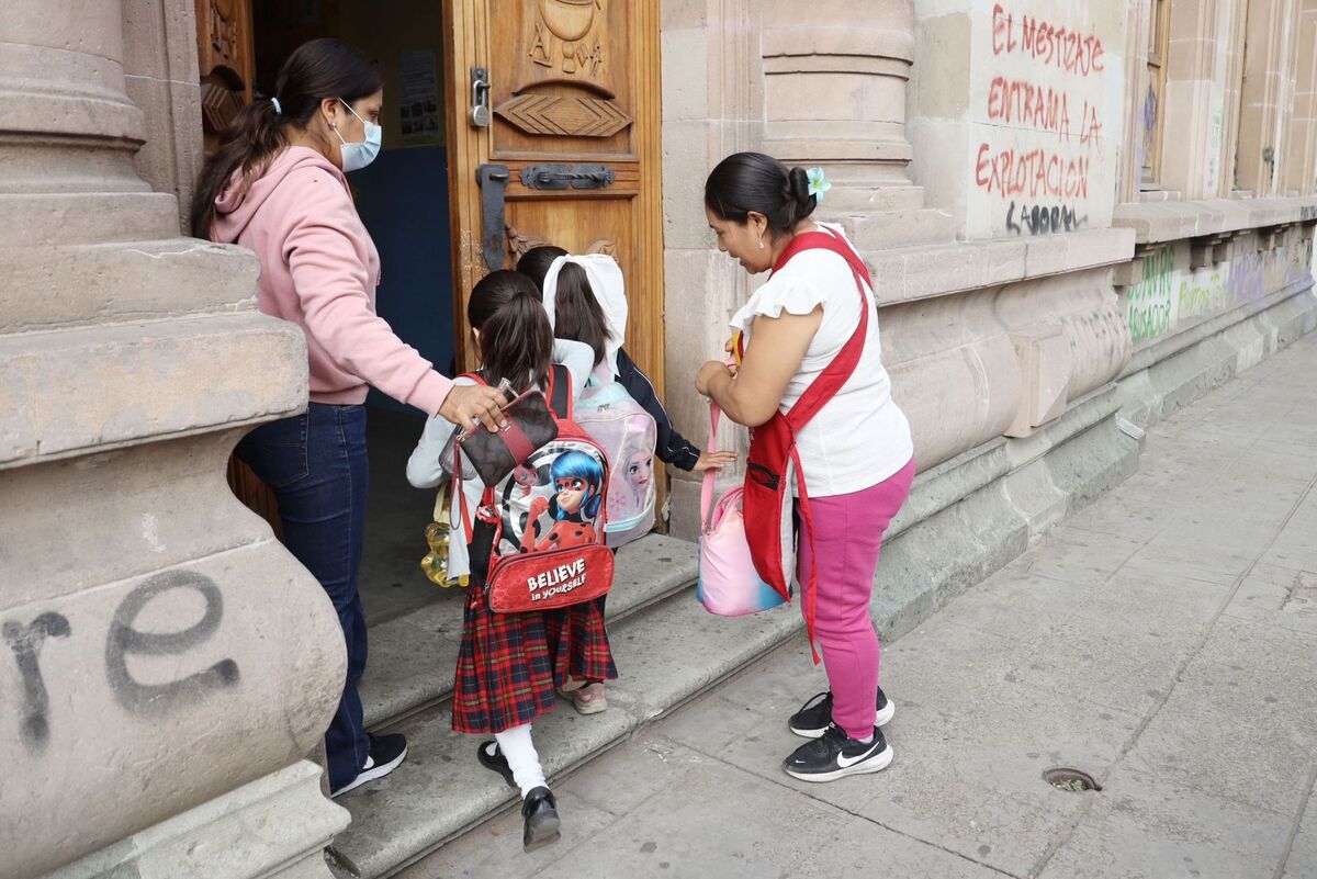 Alumna de educación básica retorna a las aulas para reanudar el ciclo escolar. | Foto: Cuartoscuro / Carolina Jiménez Mariscal