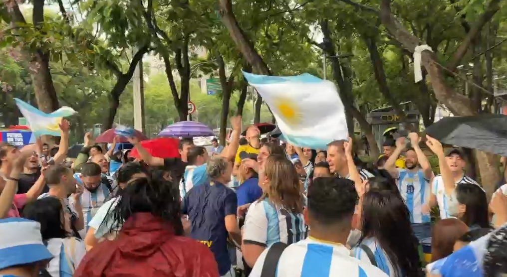 Con banderas y cánticos, los aficionados celebraron el triunfo. (Foto: especial)