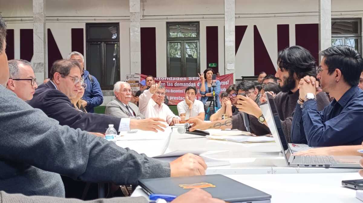 Estudiantes del IPN en mesa de negociación con autoridades |Foto: Amílcar Salazar Méndez