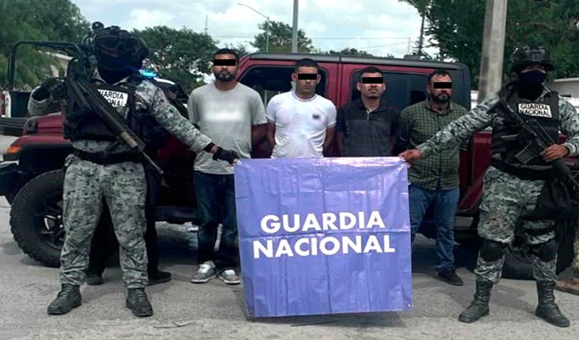 Guardia Nacional detuvieron 4 personas a quienes les aseguraron armas, dosis de drogas, cascos y un vehículo con reporte robado| Foto: Especial