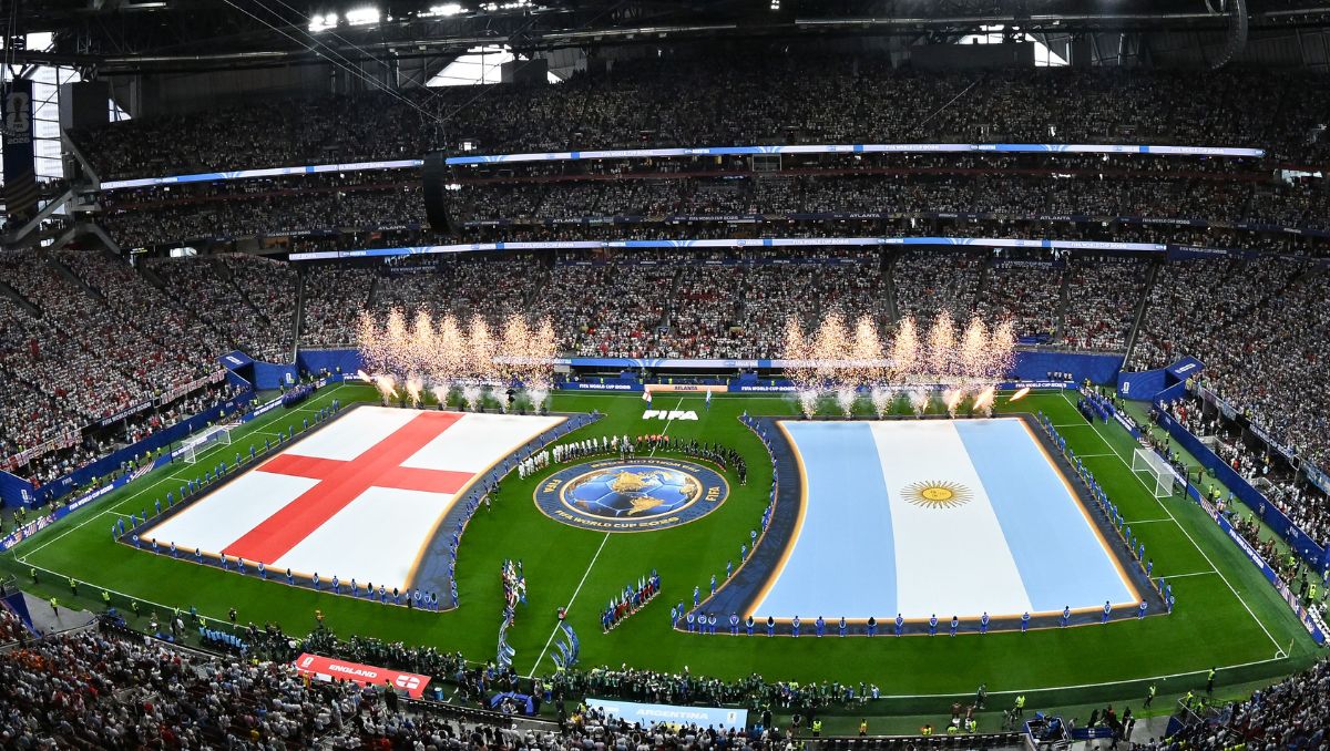 Guerra de abucheos entre aficiones durante los himnos de Inglaterra y Argentina (Imago7)