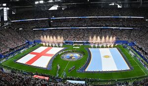 Guerra de abucheos entre aficiones durante los himnos de Inglaterra y Argentina.