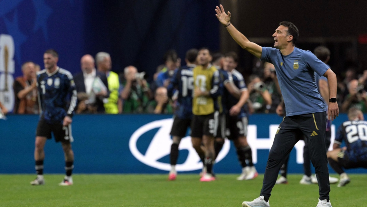 Lionel Scaloni elogia a sus jugadores tras remontar a Inglaterra en Semifinales del Mundiasl 2026 (AFP)