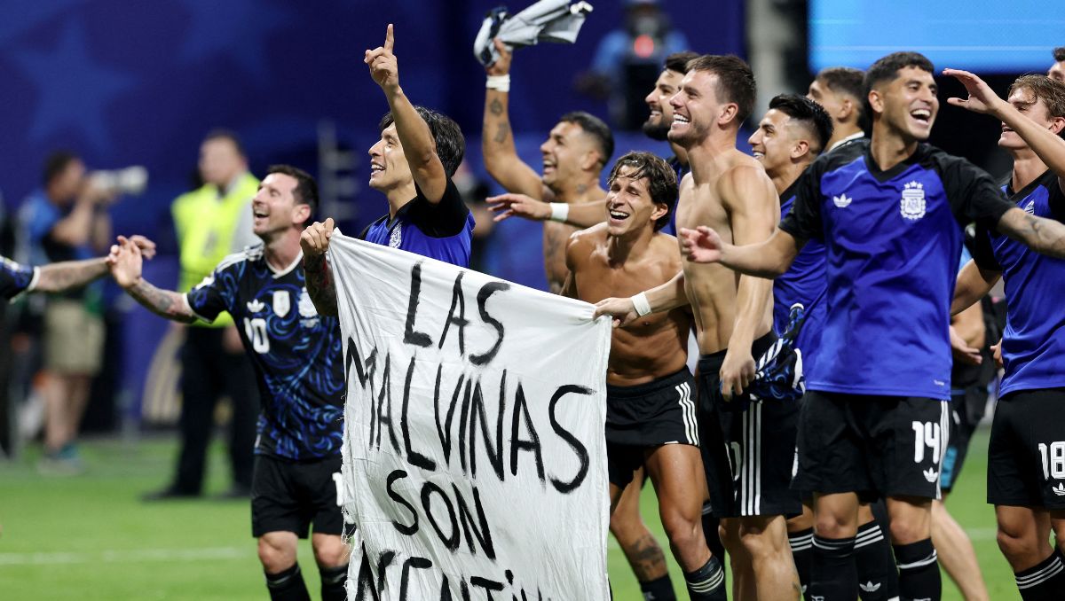 Selección de Argentina celebra con manta de las Malvinas tras victoria ante Inglaterra (Reuters)