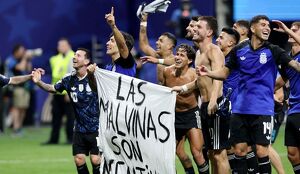 Jugadores de la Selección de Argentina celebraron con una manta de las Islas Malvinas la victoria ante Inglaterra en el Mundial 2026.
