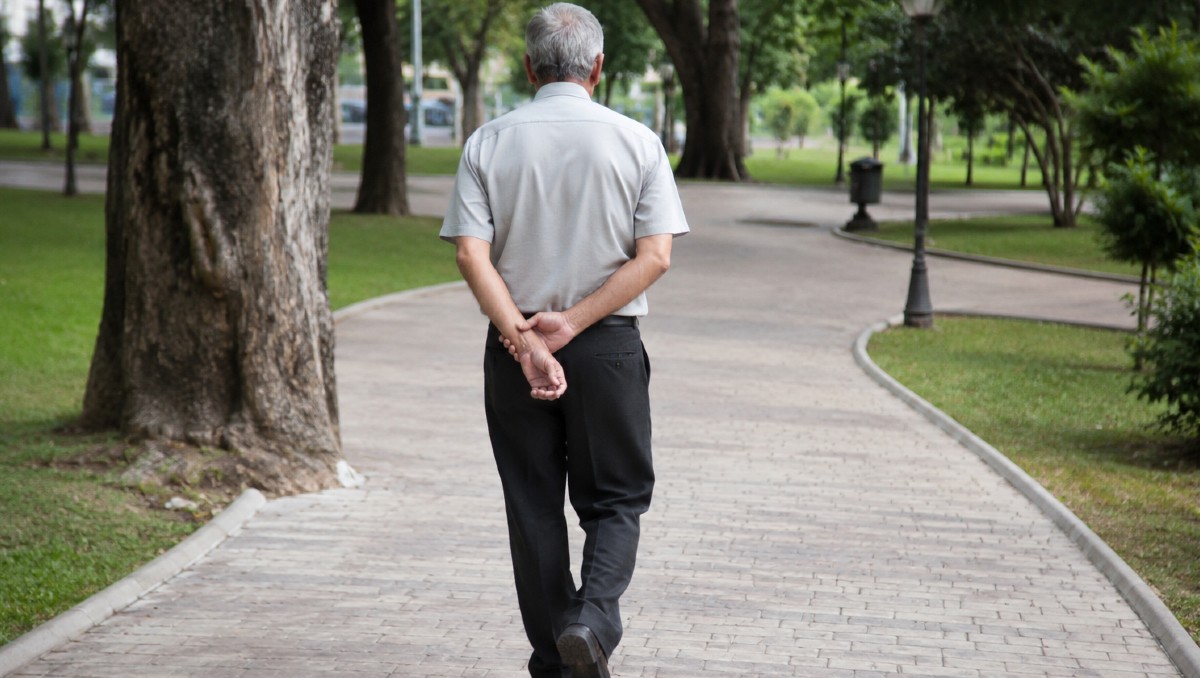 Éste es el significado de caminar con las manos en la espalda | IA DISCOVER