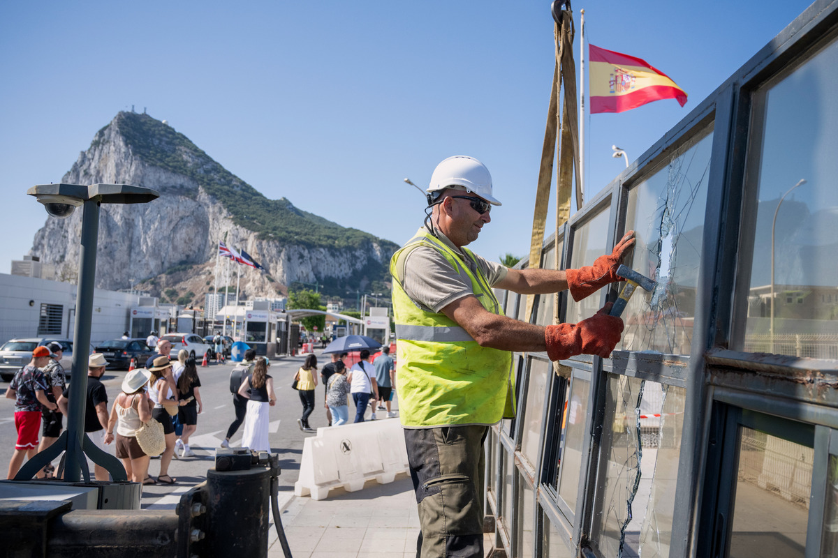 Trabajadores desmantelan un puesto de control fronterizo español que separaba de España el disputado territorio británico de ultramar. | AP