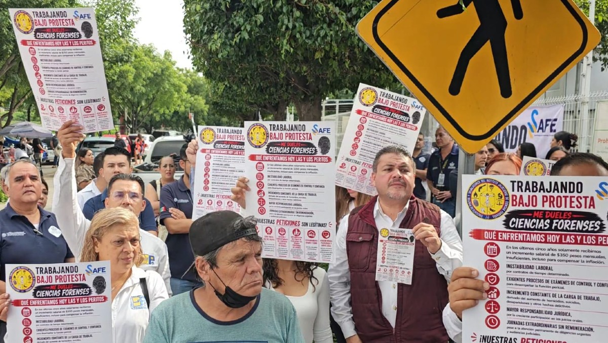 Trabajadores protestaron afuera de la sede del IJCF en la colonia Revolución de Tlaquepaque (Juan Carlos Munguía)